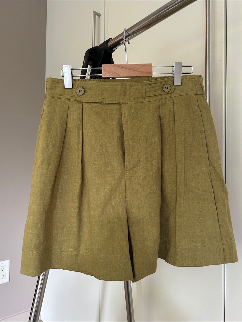See You Soon | Olive Green Pleated Linen Blend Shorts - Picture 4 of 10